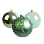 No centro, 3 bolas de natal em efeito espelhado, digital  e transparante em tom de verde em fundo branco