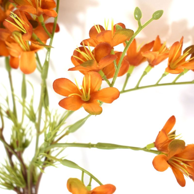 Foco nas flores do campo artificiais laranja e botões em fundo branco