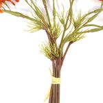 Detalhes da haste marrom do buquê artificial de flores do campo laranja em fundo branco