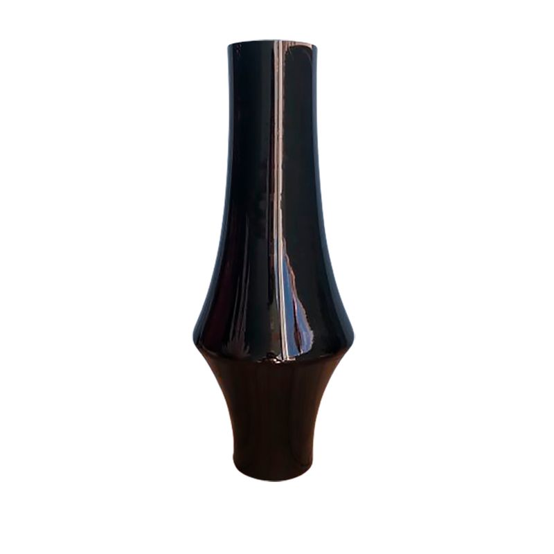 No centro, vaso decorativo em cerâmica preta brilhante em formato cônico tipo garrafa em fundo branco