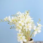 zoom nas flores que compõem o buquê  de flor do  campo artificial na cor Branca para decoração