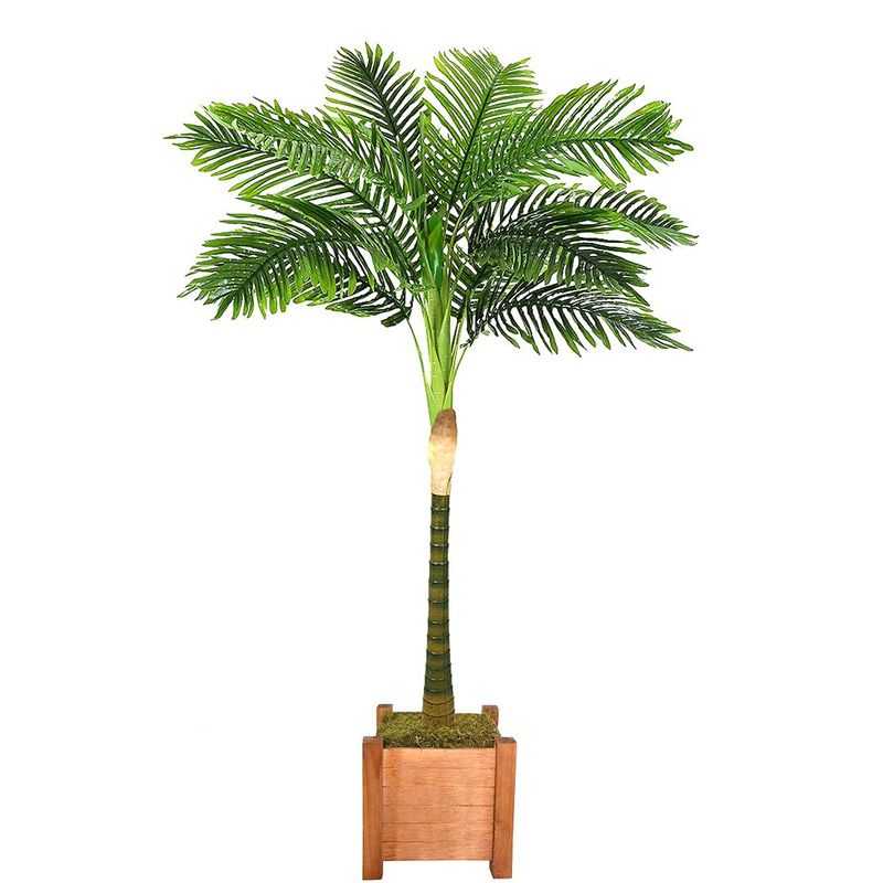 No centro, arvore artificial de palmeira verde apoiado sobre vaso quadrado de madeira em fundo branco