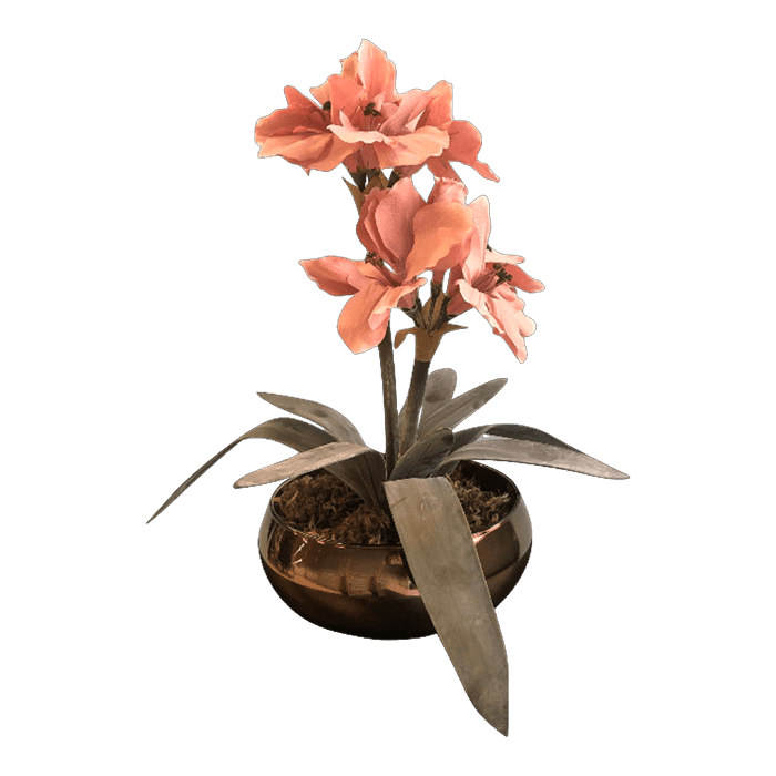 No centro, arranjo artificial amarilis rose em vaso lagoon bronze em fundo branco