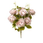 No centro, buque artificial de rosas com 7 flores e um botao na cor rosa chá em fundo branco