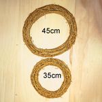 Imagem comparativa. Duas guirlandas rusticas feitas de gravetos finos de tamanho 45 e 35cm cada em fundo de madeira