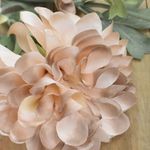 No centro, foco aproximado e detalhado de flor artificial dalia envelhecida