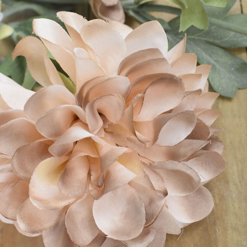 No centro, foco aproximado e detalhado de flor artificial dalia envelhecida