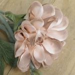 No centro, foco aproximado e detalhado de flor artificial dalia envelhecida