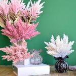 Mini cena. Decoração com arranjos de astilbe rosa, pink e branco com efeito envelhecido em vaso trouxinha apoiado sobre caixa livro em fundo verde