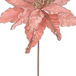 Foco aproximado das petalas da flor de natal artificial rosa claro com detalhes de glitter e lantejoula prata e haste em fundo branco