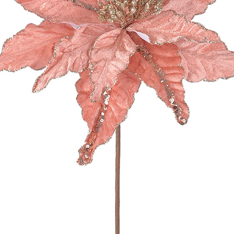 Foco aproximado das petalas da flor de natal artificial rosa claro com detalhes de glitter e lantejoula prata e haste em fundo branco
